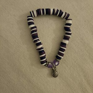 bracelet violet , bleu foncé et  blanc avec 2 coeurs violets et un ananas